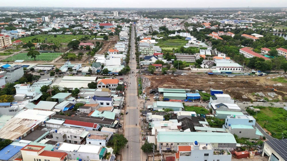 Tuyến ĐT.830C có chiều dài 9km, điểm đầu giao với đường Nguyễn Hữu Thọ (xã Bến Lức), điểm cuối tại ranh giới tỉnh Tây Ninh – TP. HCM (xã Mỹ Yên)