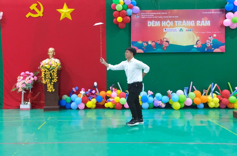 Các em thiếu nhi được xem các tiết mục xiếc, ảo thuật hấp dẫn