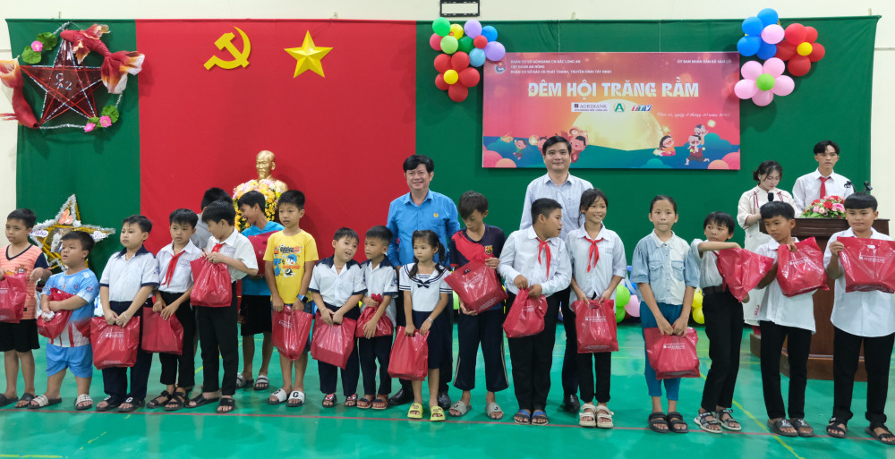 Chủ tịch Liên đoàn lao động tỉnh Tây Ninh Trần Lê Duy cùng lãnh đạo địa phương tặng quà cho thiếu nhi