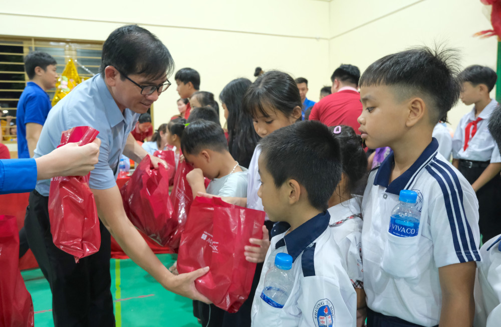 Tổng Biên tập Báo và phát thanh, truyền hình Tây Ninh Lê Hồng Phước tặng quà Trung thu cho các em thiếu nhi