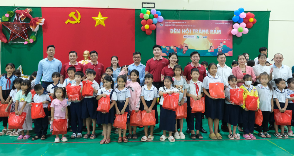 Các em thiếu nhi xã Vàm Cỏ vui Trung thu trong chương trình 
