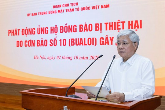 Ủy viên Bộ Chính trị, Bí thư Trung ương Đảng, Chủ tịch Ủy ban Trung ương MTTQ Việt Nam Đỗ Văn Chiến kêu gọi đồng bào sẻ chia, giúp đỡ về tinh thần, vật chất để khắc phục thiệt hại do bão số 10 gây ra (Ảnh: mattran.org.vn)