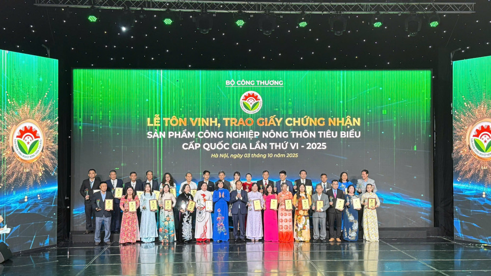 Đại diện Công ty Chế Biến chả giò KIM NGỌC FOOD (hàng sau, thứ 3 từ trái qua) nhận giấy chứng nhận