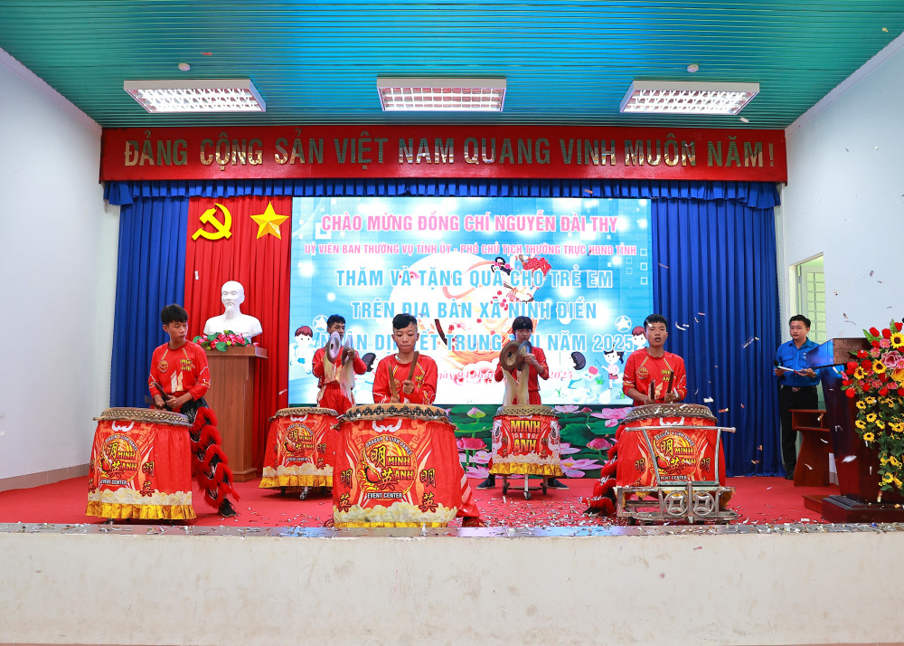 Tiết mục đánh trống mở màn chương trình Tết Trung thu 