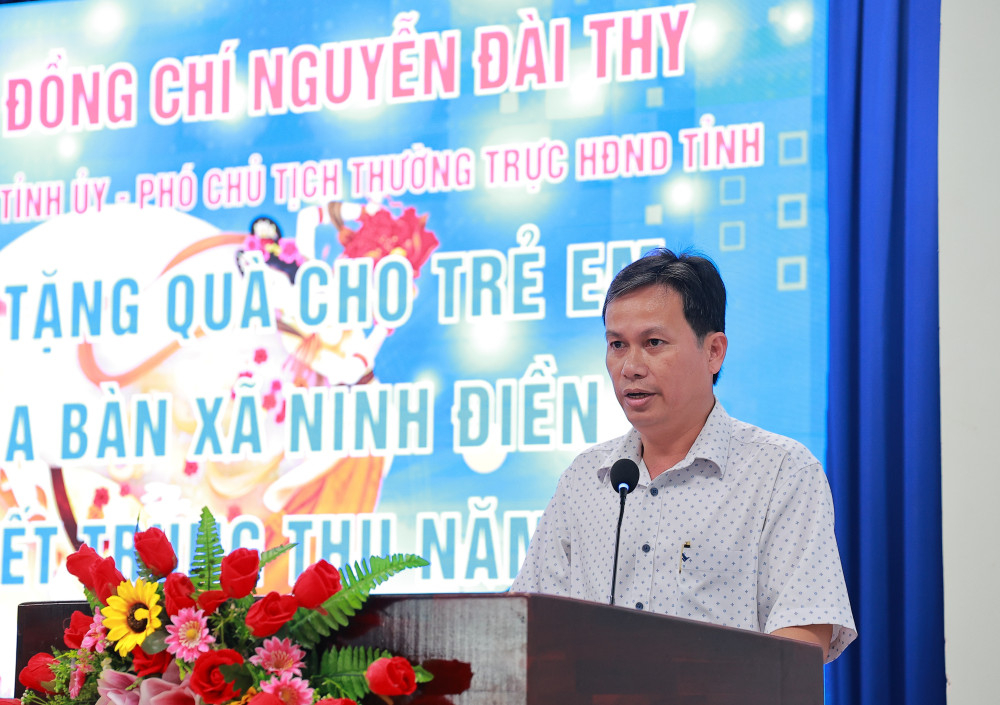 Chủ tịch UBND xã Ninh Điền Đỗ Thành Trung trân trọng đọc thư chúc Tết Trung thu của Chủ tịch nước Lương Cường tại chương trình