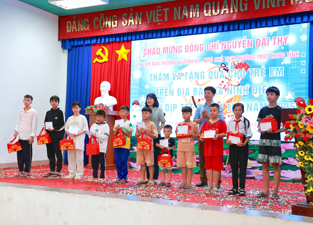 Phó Chủ tịch Thường trực HĐND tỉnh Nguyễn Đài Thy và lãnh đạo Trung tâm Công tác xã hội (Sở Y tế) trao tặng quà cho các em thiếu nhi có hoàn cảnh đặc biệt khó khăn 