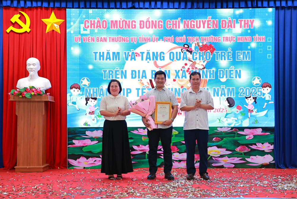 Lãnh đạo xã Ninh Điền trao hoa và thư cảm ơn nhà tài trợ - Công ty TNHH MTV Kim Như FNB