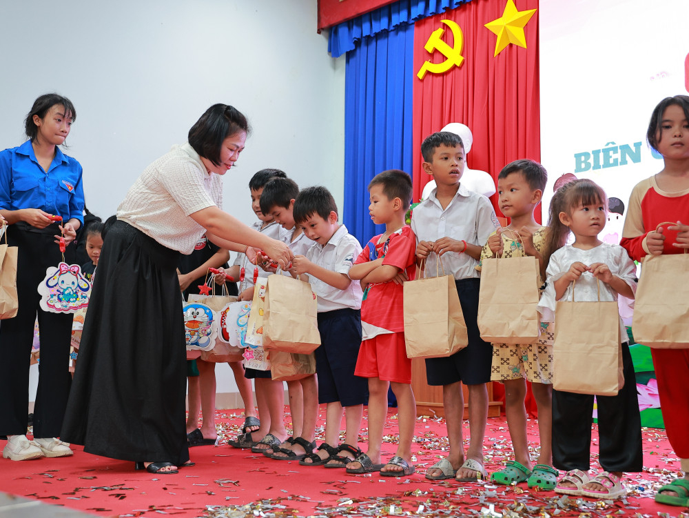 Bí thư Đảng ủy xã Ninh Điền Trần Thị Ngọc Nương trao tặng quà trung thu cho các em thiếu nhi