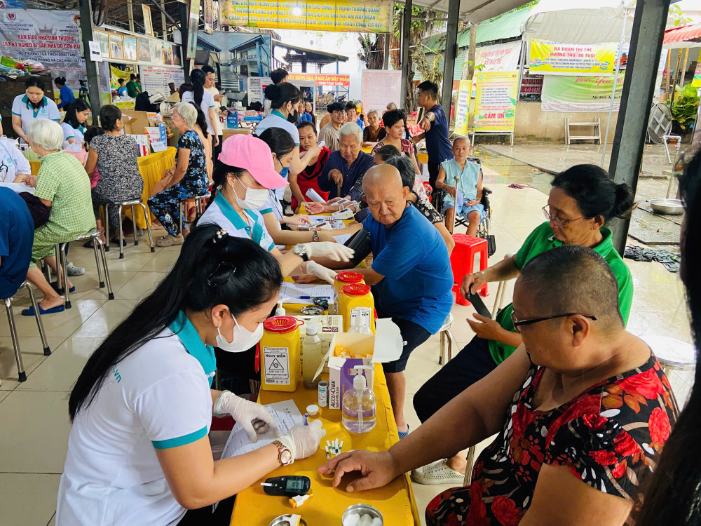 Bác sĩ, điều dưỡng, dược sĩ của Bệnh viện Đa khoa Hồng Hưng thăm khám cho các cụ tại Mái ấm Mây Ngàn