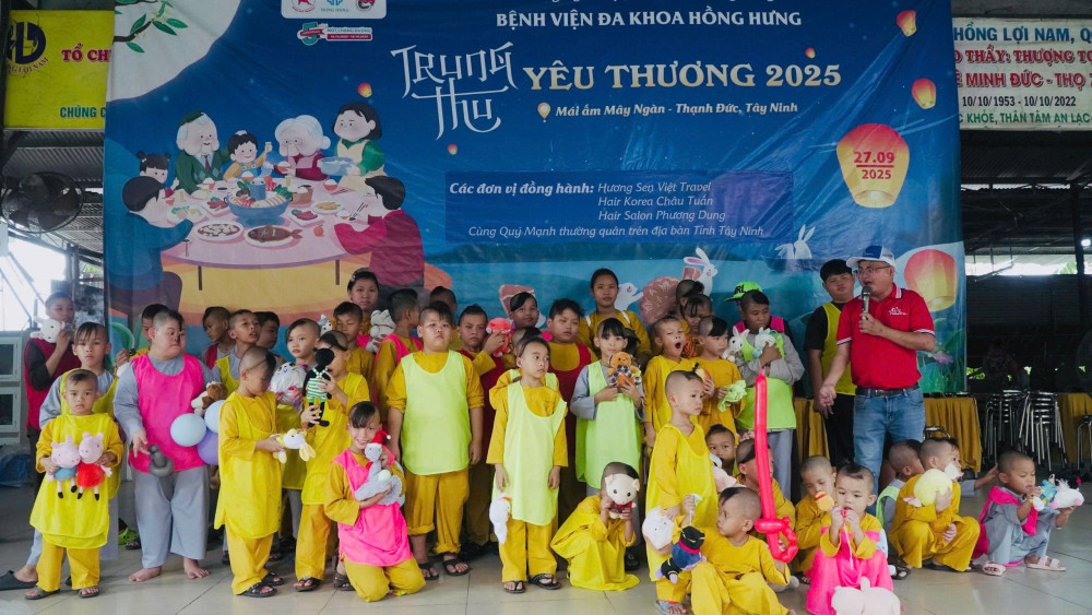 Các em nhỏ tham gia chương trình “Trung thu yêu thương”