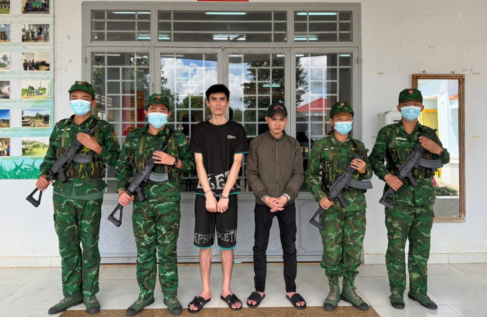 Các đối tượng có hành vi nhập cảnh trái phép từ Campuchia về Việt Nam bị lực lượng biên phòng phát hiện, bắt giữ (Ảnh: BĐBP cung cấp)