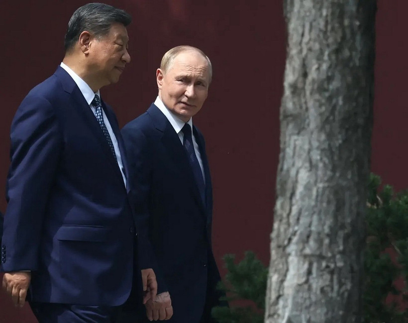Tổng thống Nga Vladimir Putin và Chủ tịch Trung Quốc Tập Cận Bình đi dạo tại khu phức hợp lãnh đạo Trung Nam Hải ở Bắc Kinh vào ngày 02/9/2025 (Nguồn: AFP)