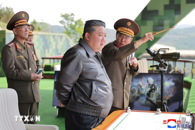 Nhà lãnh đạo Kim Jong Un giám sát các cuộc tập trận tác chiến đặc biệt của Quân đội Nhân dân Triều Tiên (KPA) (Ảnh: Yonhap/TTXVN)