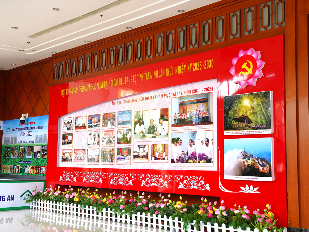 Khu vực triển lãm hình ảnh thành tựu nhiệm kỳ 2020-2025 ở khu vực hành lang hội trường tổ chức Đại hội