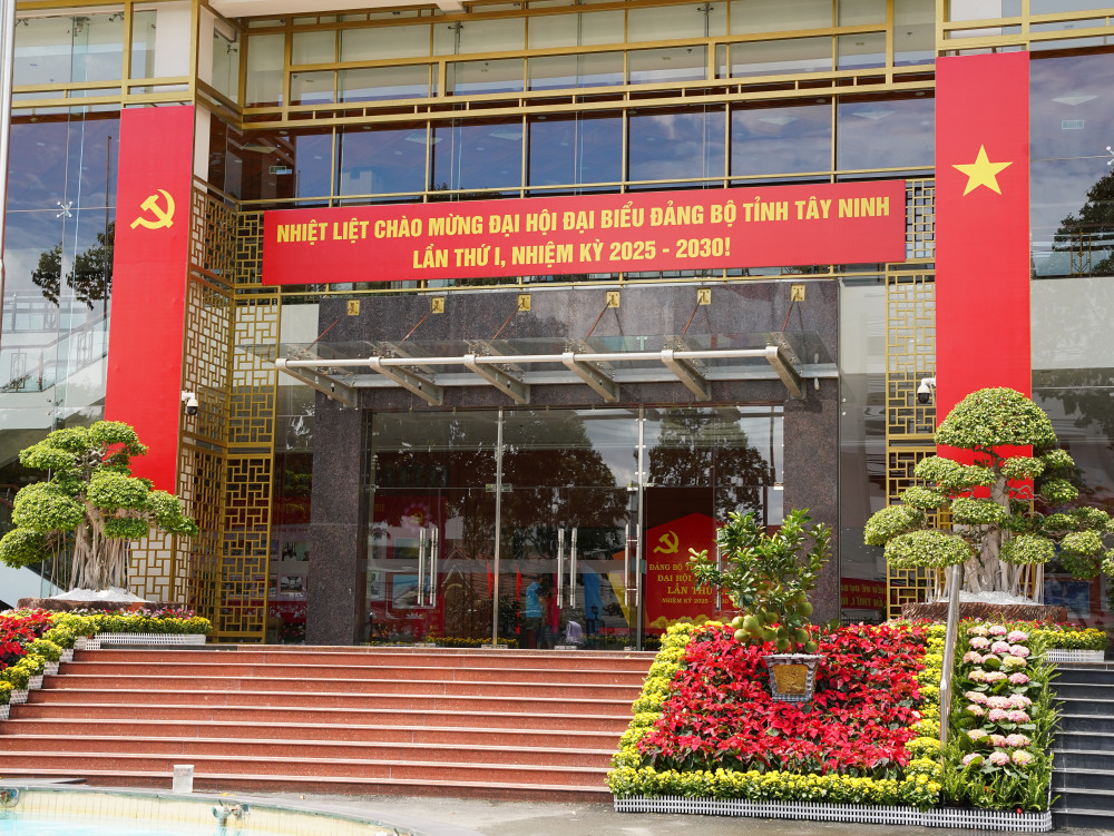 Hoa tươi và cây xanh được trang trí phía ngoài và phía trong hội trường 