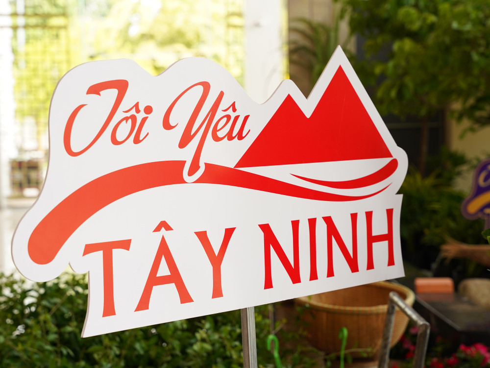 Hoa tươi và cây xanh được trang trí phía ngoài và phía trong hội trường 