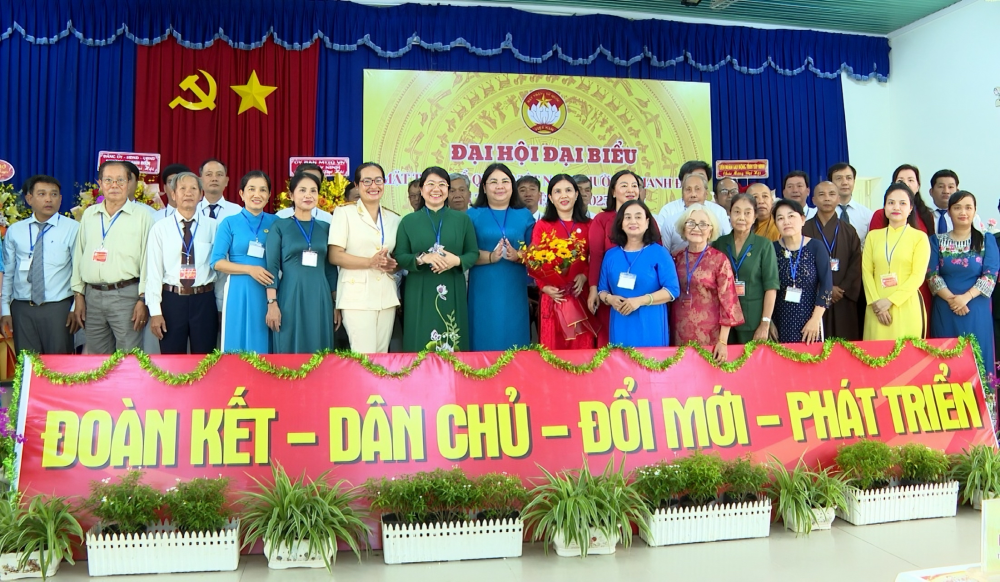 Đại biểu lãnh đạo tỉnh cùng các Ủy viên UBMTTQ Việt Nam phường Thanh Điền khóa I, nhiệm kỳ 2025-2030