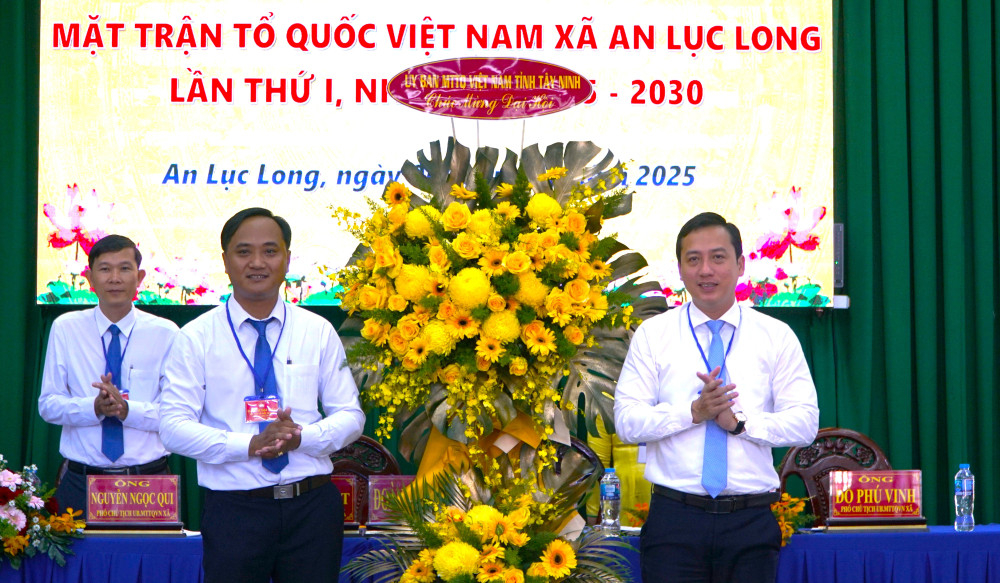 Phó Chủ tịch UBMTTQ Việt Nam tỉnh, Bí thư Đoàn TNCS Hồ Chí Minh tỉnh Tây Ninh Trần Hải Phú (bìa phải) trao lẵng hoa chúc mừng Đại hội