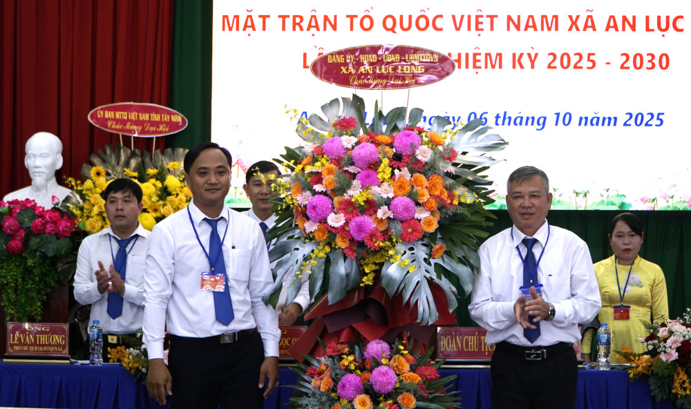Lãnh đạo xã An Lục Long tặng lẵng hoa chúc mừng Đại hội