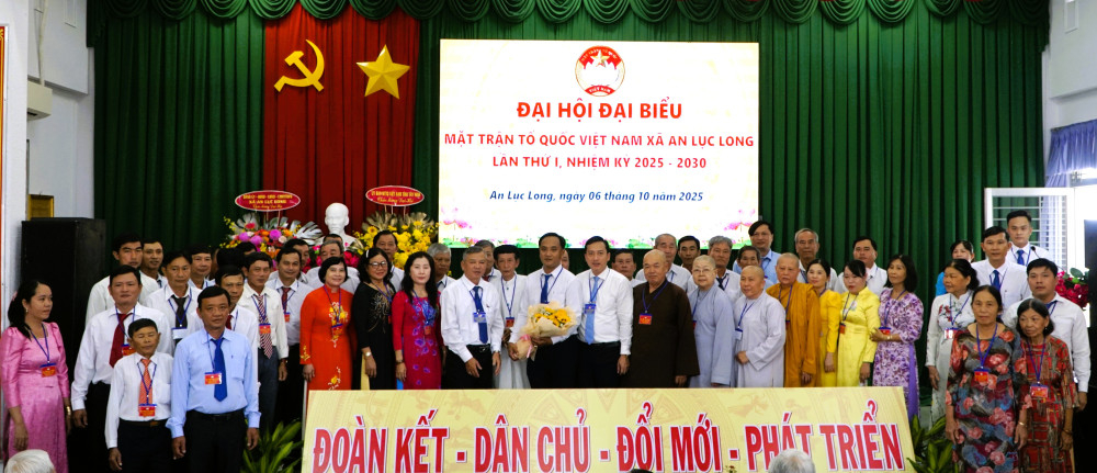 Đại biểu UBMTTQ Việt Nam xã An Lục Long khoá I, nhiệm kỳ 2025-2030 và đại biểu tham dự đại hội chụp ảnh lưu niệm