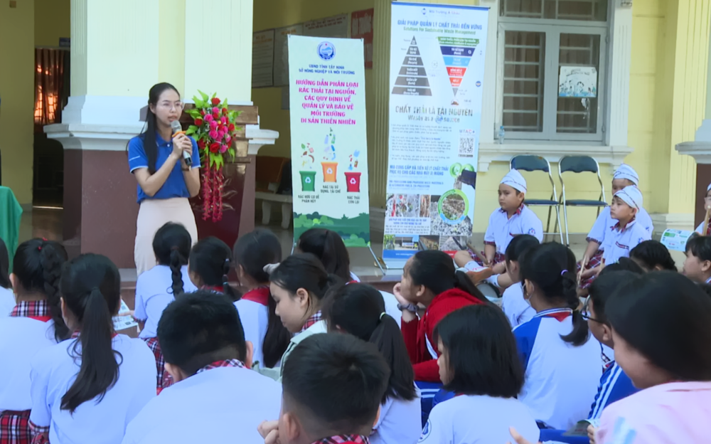 Đại diện Sở Nông nghiệp và Môi trường phổ biến kiến thức, kỹ năng bảo vệ môi trường và phân loại rác thải tại nguồn đến các em học sinh