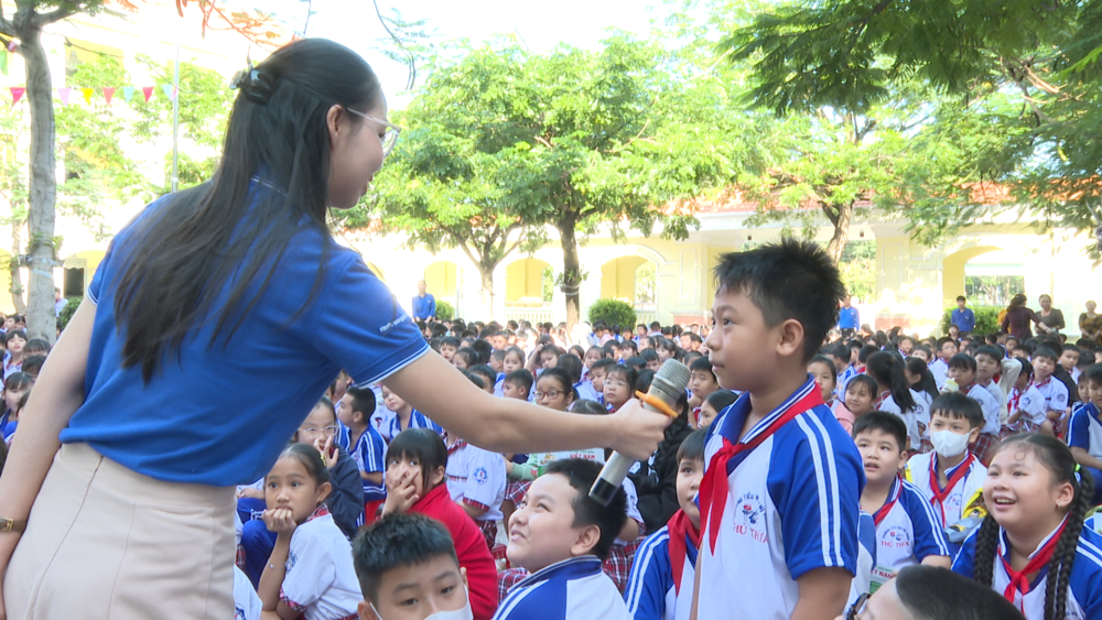 Các em học sinh Trường Tiểu học Thị trấn Thủ Thừa tham gia trả lời câu hỏi tìm hiểu về phân loại rác thải tại nguồn