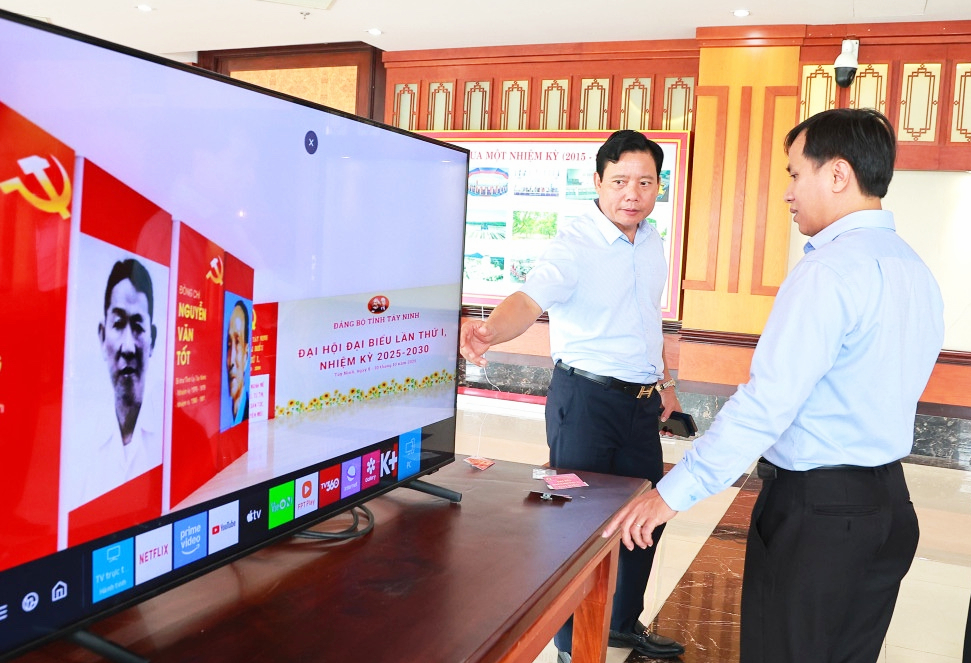 Tỉnh ủy viên, Phó Chủ tịch UBND tỉnh Phạm Tấn Hòa trao đổi công tác triển khai trợ lý ảo hỗ trợ thông tin về Đại hội