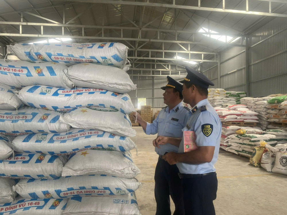 Lực lượng Quản lý thị trường kiểm tra tại một cửa hàng kinh doanh vật tư nông nghiệp