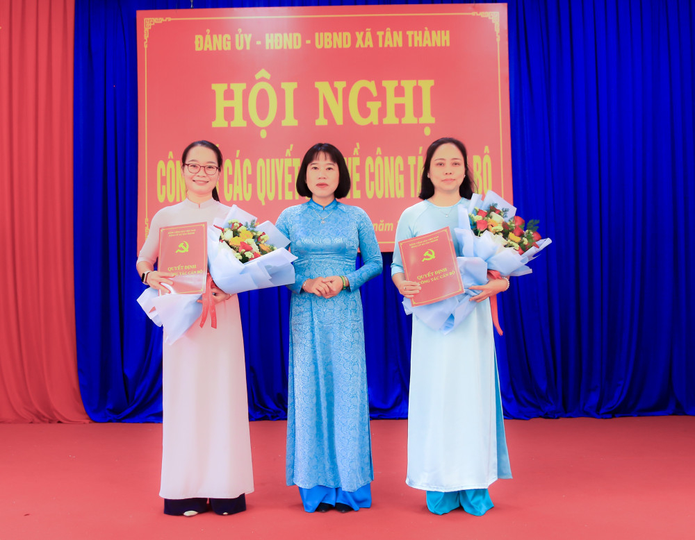 Bí thư Đảng ủy, Chủ tịch HĐND xã Nguyễn Thị Trúc Mai trao quyết định bổ nhiệm cán bộ