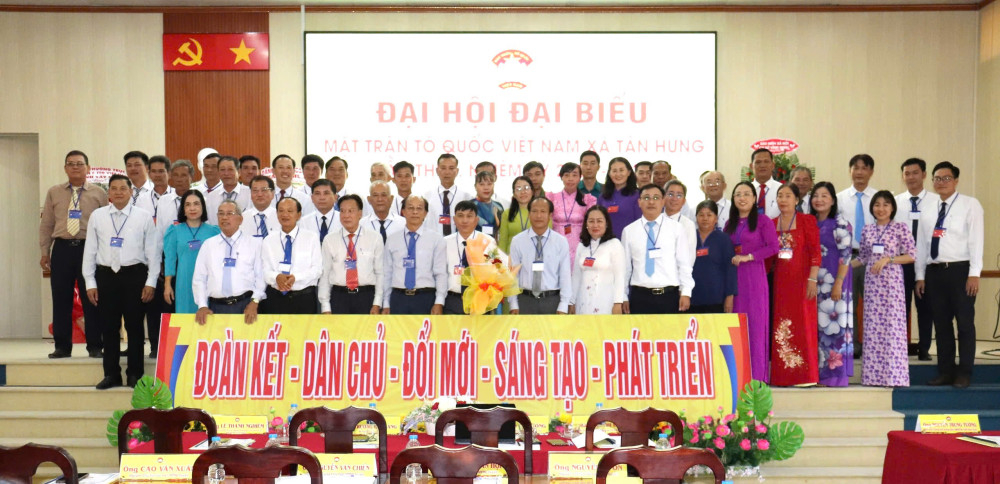 Các đồng chí lãnh đạo tặng hoa chúc mừng các Ủy viên UBMTTQ Việt Nam xã Tân Hưng khóa I