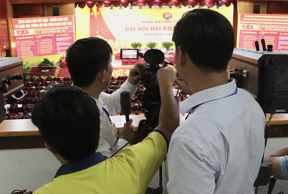 Đội ngũ kỹ thuật lắp đặt camera trực tiếp 