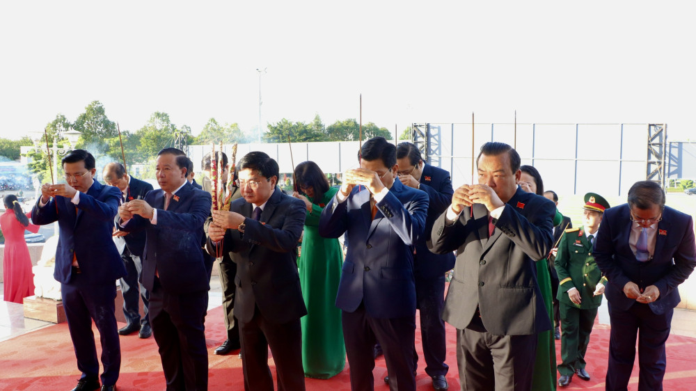 Các đại biểu dâng hương tưởng nhớ các anh hùng liệt sĩ