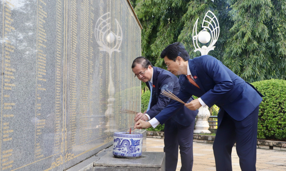 Phó Bí thư Thường trực Tỉnh ủy, Chủ tịch HĐND tỉnh Nguyễn Mạnh Hùng (bên phải) và Ủy viên Ban Thường vụ tỉnh ủy, Phó Chủ tịch UBND tỉnh Nguyễn Hồng Thanh thắp hương tưởng nhớ các anh hùng, liệt sĩ