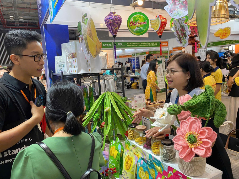 Sản phẩm trái cây sấy giòn của Công ty Cổ phần Thực phẩm HG, xã Thủ Thừa thu hút sự quan tâm của nhiều khách hàng