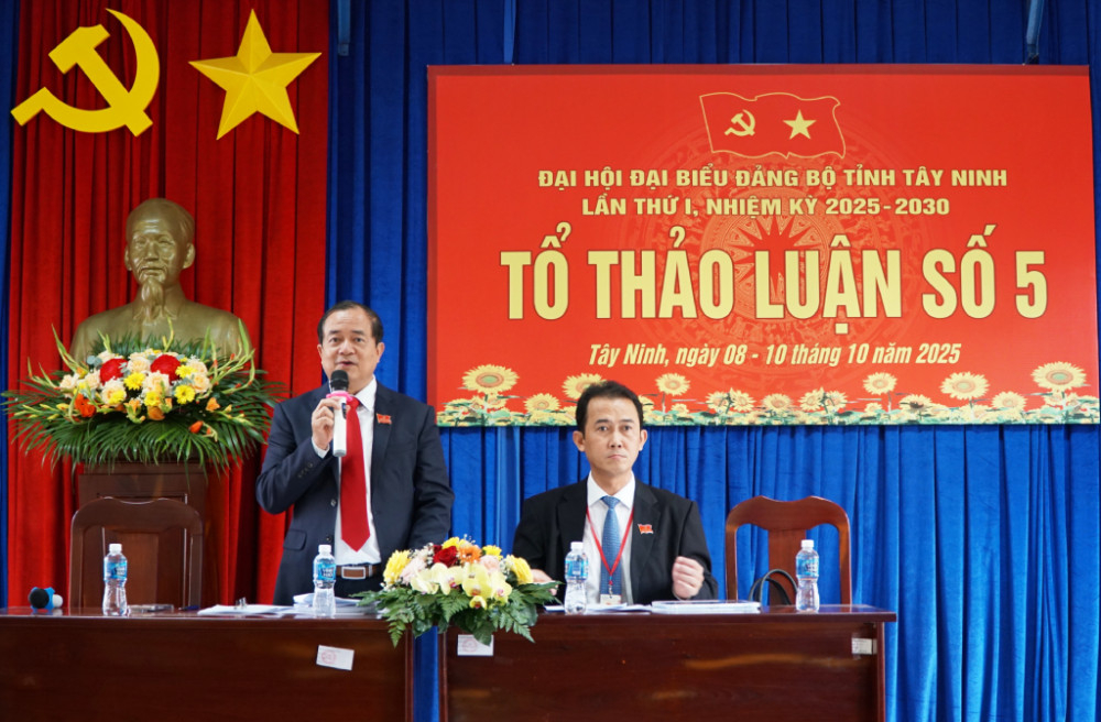 Ủy viên Ban Thường vụ Tỉnh ủy, Phó Chủ tịch UBND tỉnh Nguyễn Hồng Thanh phát biểu tại Tổ thảo luận số 5