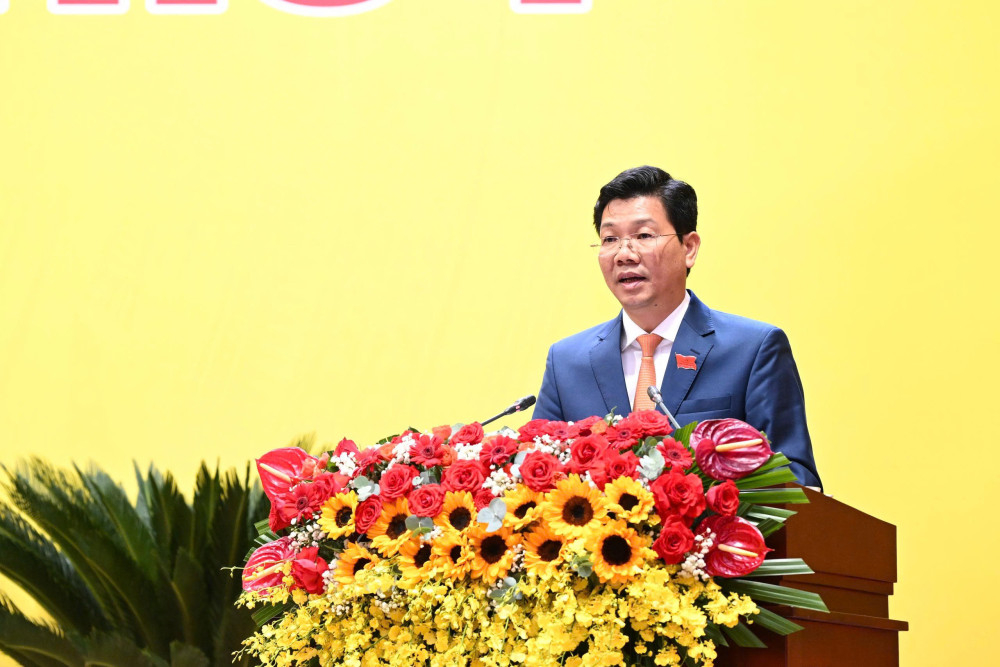 Phó Bí thư Thường trực Tỉnh ủy, Chủ tịch HĐND tỉnh Tây Ninh Nguyễn Mạnh Hùng trình báo cáo chính trị của Ban Chấp hành Đảng bộ tỉnh nhiệm kỳ 2020-2025 