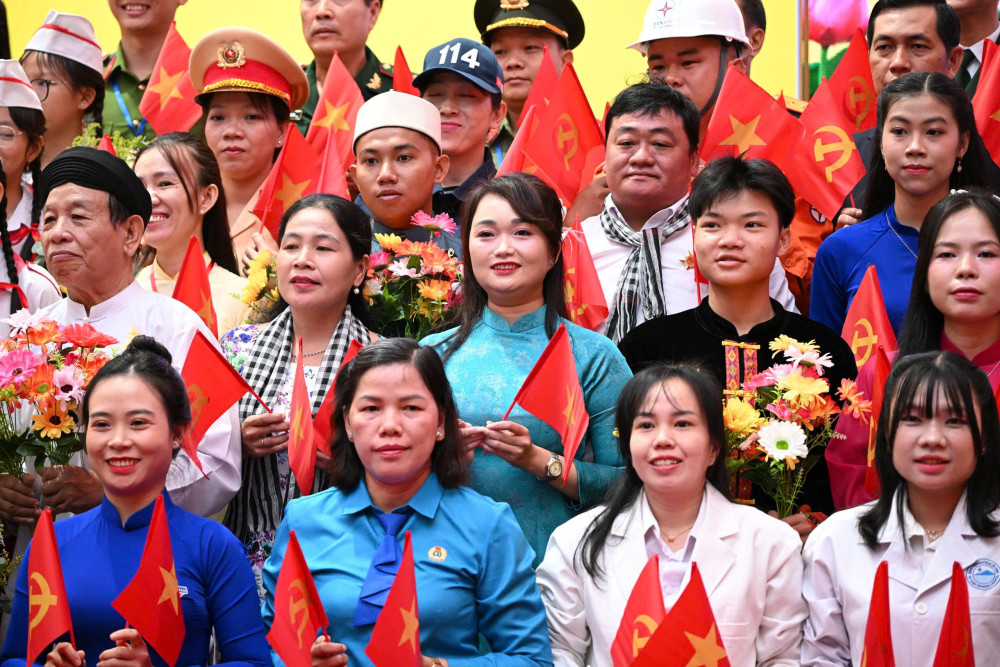 Đoàn đại biểu Quân - Dân - Chính - Đảng đại diện cho các tầng lớp nhân dân trong tỉnh tặng hoa và chúc mừng Đại hội