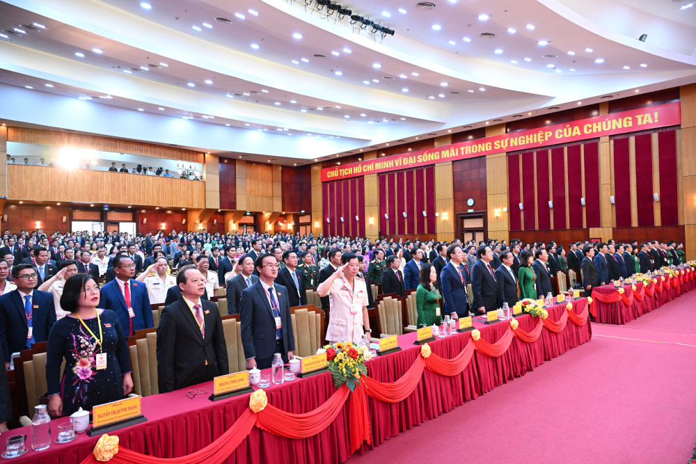 Đại biểu thực hiện nghi thức chào cờ