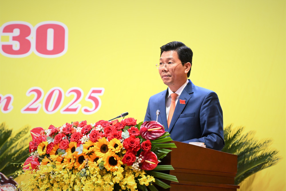 Phó Bí thư Thường trực Tỉnh ủy, Chủ tịch HĐND tỉnh Nguyễn Mạnh Hùng trình bày Báo cáo chính trị tại Đại hội