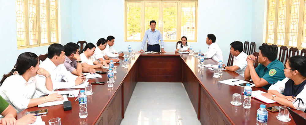 Phó Bí thư Thường trực Tỉnh ủy, Chủ tịch HĐND tỉnh Nguyễn Mạnh Hùng làm việc với xã Thạnh Đức về tình hình hoạt động của xã sau hợp nhất (Ảnh: ĐẠI DƯƠNG - DUY HIỂN)