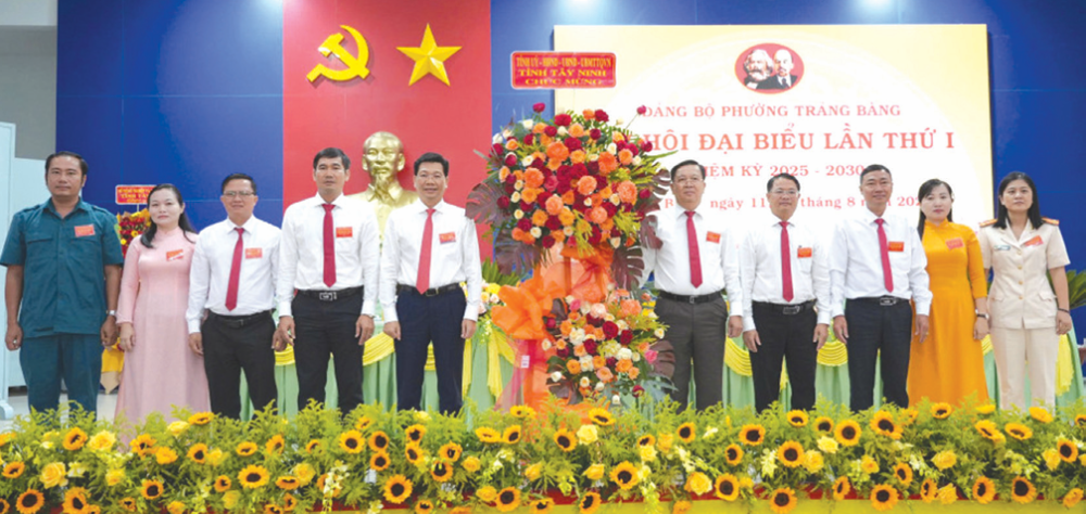 Phó Bí thư Thường trực Tỉnh ủy, Chủ tịch HĐND tỉnh Nguyễn Mạnh Hùng (thứ 5, trái qua) tặng hoa chúc mừng Đại hội Đại biểu Đảng bộ phường Trảng Bàng lần thứ I, nhiệm kỳ 2025-2030 (Ảnh: THẾ GIANG)