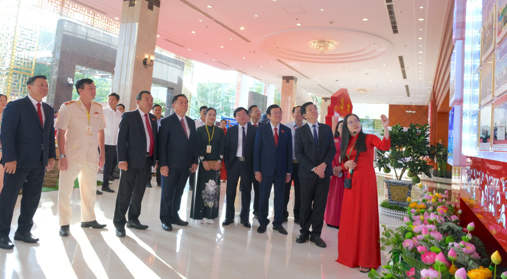 Đại biểu Trung ương và lãnh đạo tỉnh tham quan khu triển lãm ảnh chuyên đề bên lề Đại hội