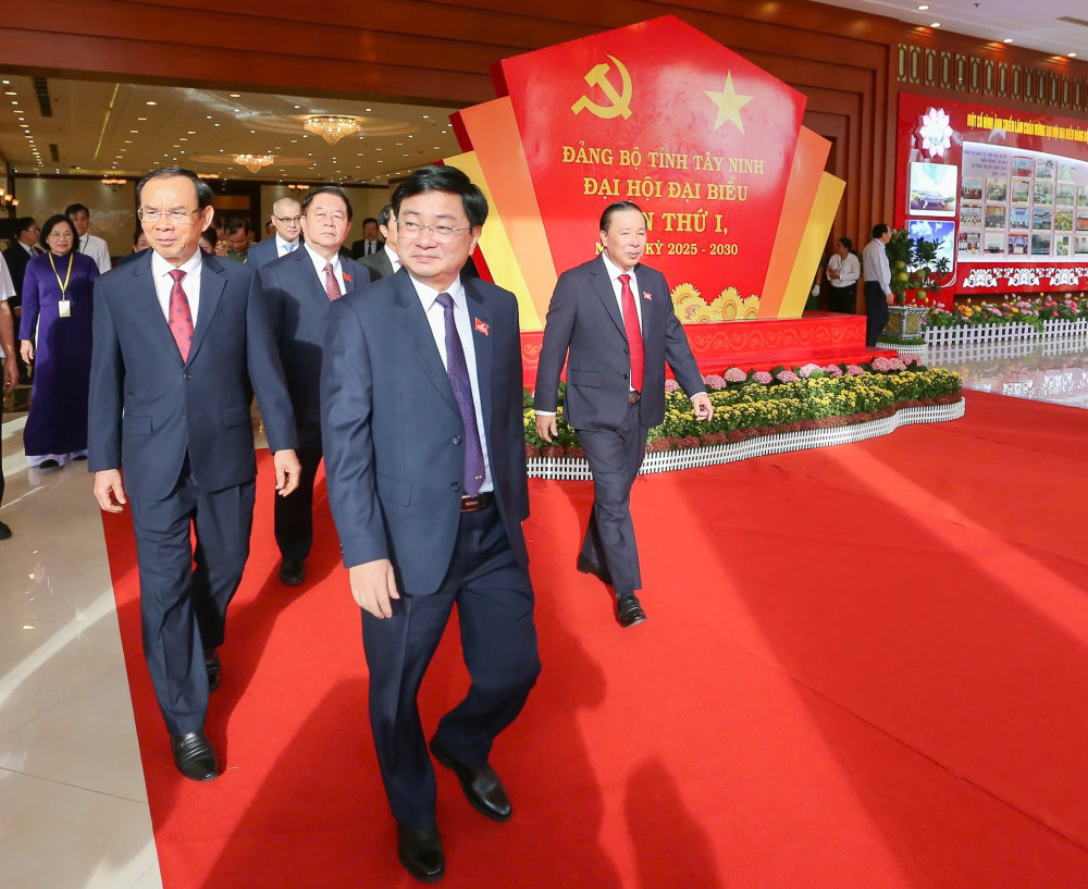Đoàn đại biểu tham quan các gian trưng bày bên lề Đại hội