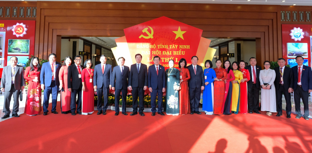 Đoàn đại biểu chụp ảnh lưu niệm