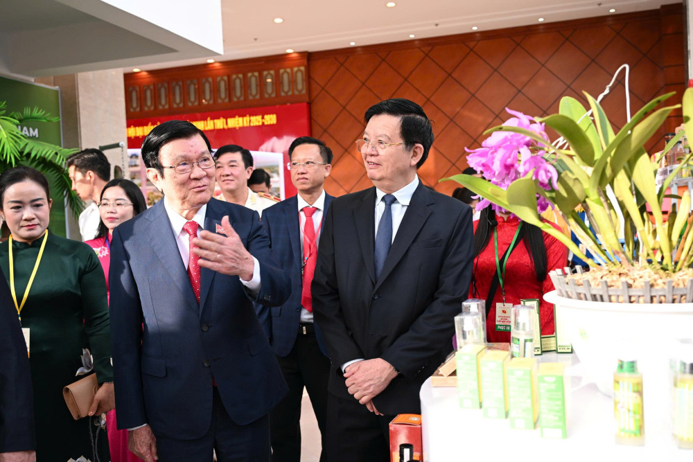 Lãnh đạo, nguyên lãnh đạo Đảng, Nhà nước và lãnh đạo tỉnh Tây Ninh tham quan các gian hàng trưng bày sản phẩm OCOP, công nghệ số và hình ảnh thành tựu kinh tế - xã hội tỉnh Tây Ninh qua các nhiệm kỳ