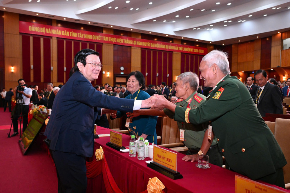Nguyên Ủy viên Bộ Chính trị, nguyên Chủ tịch nước Trương Tấn Sang thăm hỏi sức khoẻ các đồng chí nguyên lãnh đạo tỉnh, Anh hùng Lực lượng vũ trang Nhân dân về dự Đại hội