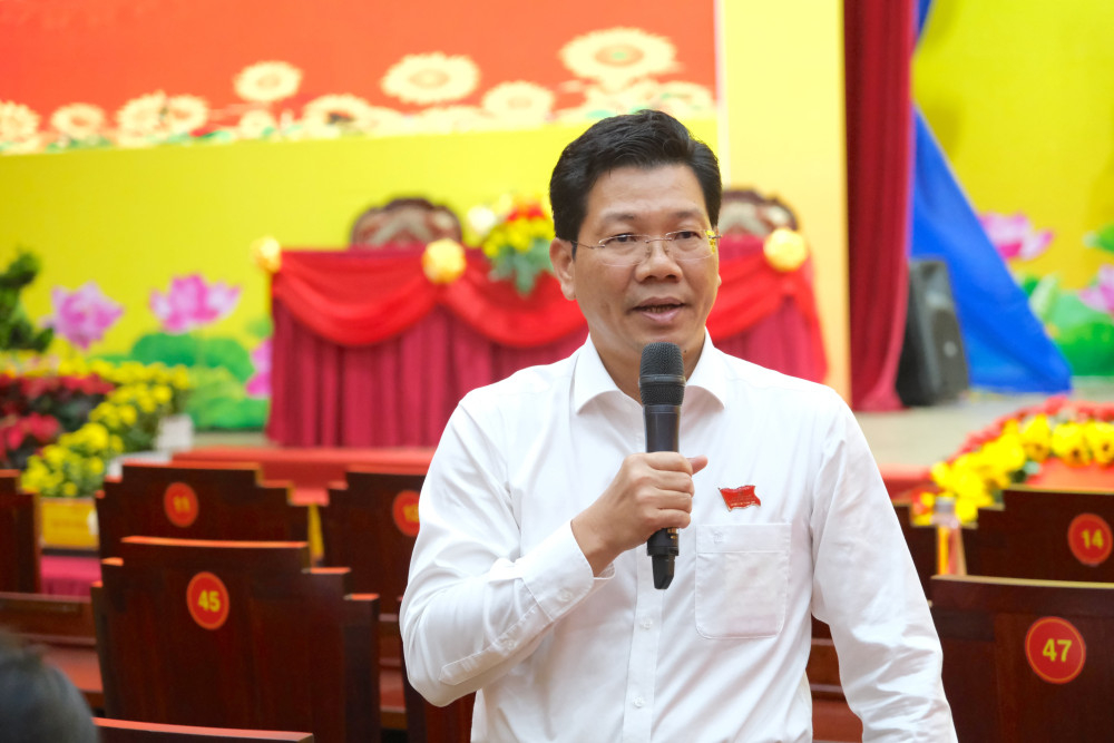 Phó Bí thư Thường trực Tỉnh ủy, Chủ tịch HĐND tỉnh Nguyễn Mạnh Hùng định hướng thảo luận tại Tổ số 2