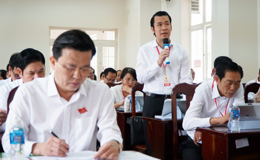 Đại biểu phát biểu tại Tổ số 5