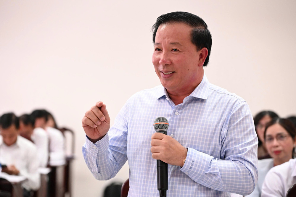 Phó Bí thư Tỉnh ủy, Chủ tịch UBND tỉnh Nguyễn Văn Út trao đổi cùng đại biểu tại Tổ thảo luận số 6