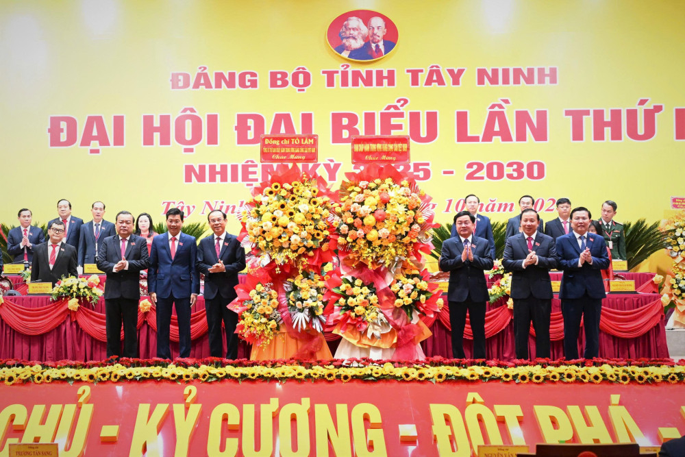 Ủy viên Bộ Chính trị, Thường trực Tiểu ban Văn kiện Đại hội XIV của Đảng Nguyễn Văn Nên thay mặt Bộ Chính trị tặng lẵng hoa của Ban Chấp hành Trung ương Đảng và lẵng hoa của Tổng Bí thư Ban Chấp hành Trung ương Đảng Cộng sản Việt Nam Tô Lâm chúc mừng Đại hội